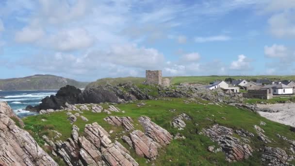 カリクラビー城の隣にある美しい海岸の空中ビュー-アイルランド-ドニゴール州Inishowen, Island — ストック動画