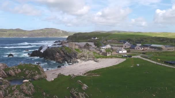 Vista aérea de la hermosa costa junto al castillo de Carrickabraghy - Isla de Doagh, Inishowen, Condado de Donegal - Irlanda — Vídeos de Stock