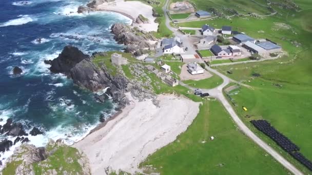 Вид с воздуха на красивое побережье рядом с замком Carrickabraghy - Isle of Doagh, Inishowen, County Donegal - Ireland — стоковое видео