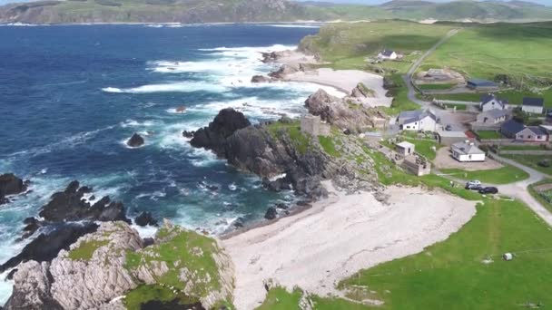 Vista aérea de la hermosa costa junto al castillo de Carrickabraghy - Isla de Doagh, Inishowen, Condado de Donegal - Irlanda — Vídeo de stock