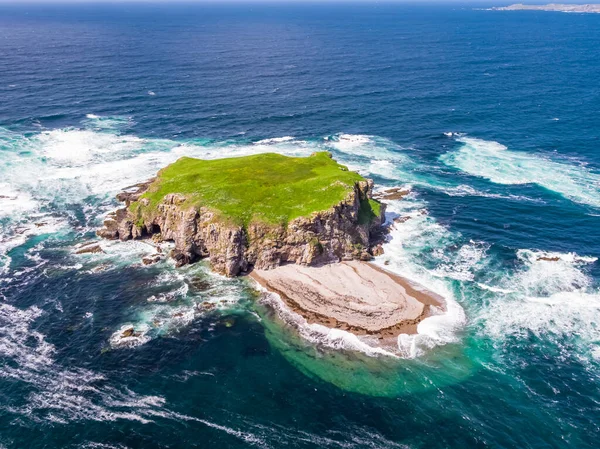 Luftaufnahme von Glashedy Island, einer unbewohnten Insel westlich der Trawbreaga Bay - Donegal, Irland — Stockfoto