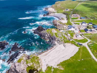 Carrickabraghy Kalesi 'nin yanındaki güzel sahil manzarası - Doagh Adası, Inishowen, County Donegal - İrlanda