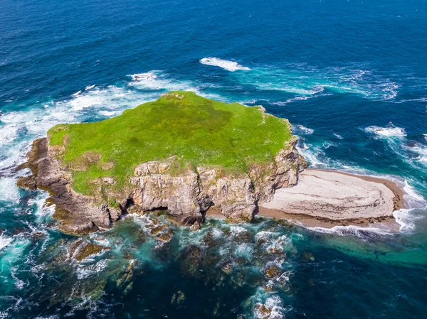 Aerial of Glashedy Island, egy lakatlan sziget Trawbreaga Bay-től nyugatra - Donegal, Írország — Stock Fotó