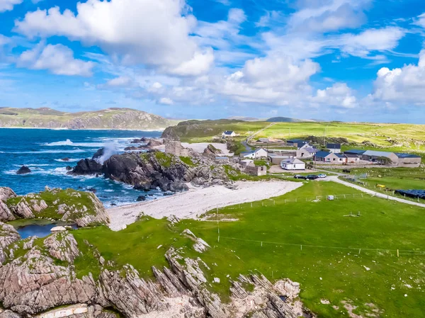 Veduta aerea della bellissima costa vicino al castello di Carrickabraghy - Isola di Doagh, Inishowen, contea di Donegal - Irlanda — Foto Stock