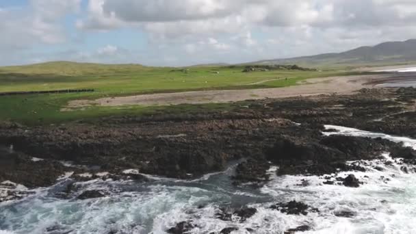 Widok z lotu ptaka na piękne wybrzeże przy zamku Carrickabraghy - wyspa Doagh, Inishowen, hrabstwo Donegal - Irlandia — Wideo stockowe