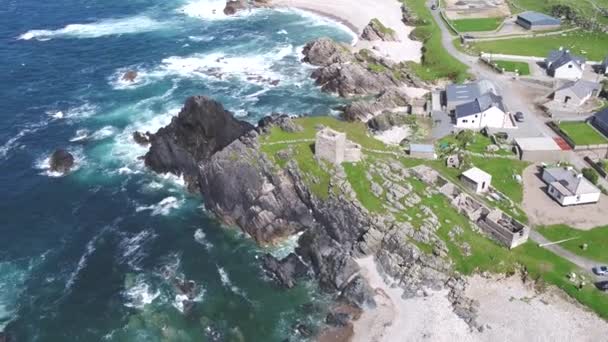 Повітряний вид на гарне узбережжя біля замку Каррікабрагі - острів Доах, Інішовен, графство Донегол - Ірландія — стокове відео