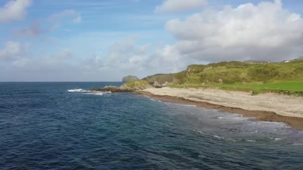 Flygfoto över den vackra kusten vid Maling Well, Inishowen - County Donegal, Irland — Stockvideo