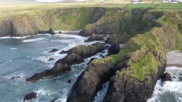 Vista aérea da bela costa em Maling Well, Inishowen - County Donegal, Irlanda — Vídeo de Stock