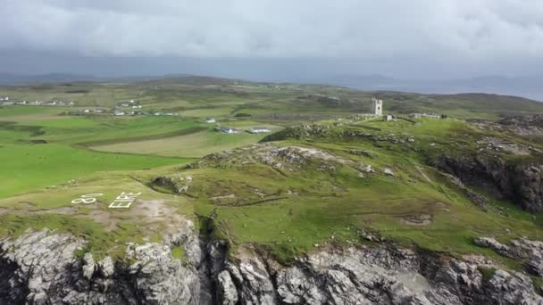 Volando por encima de Malin Head y las famosas Marcas del Eire de la Guerra Mundial en el Condado de Donegal - Irlanda — Vídeo de stock