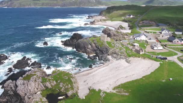 Vista aérea da bela costa ao lado do Castelo de Carrickabraghy - Ilha de Doagh, Inishowen, Condado de Donegal - Irlanda — Vídeo de Stock