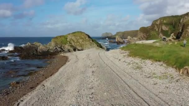 Вид с воздуха на красивое побережье в Maling Well, Инишоуэн - графство Донегал, Ирландия — стоковое видео