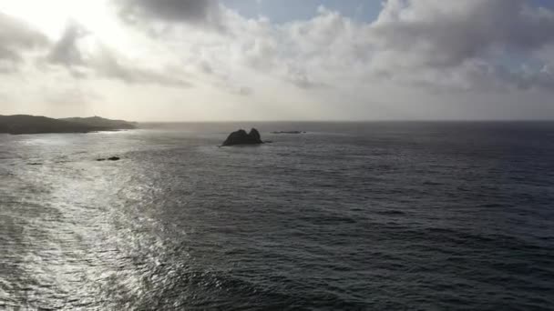 Vliegen boven de zee stapels aan de prachtige kust bij Maling Well, Inishowen - County Donegal, Ierland — Stockvideo