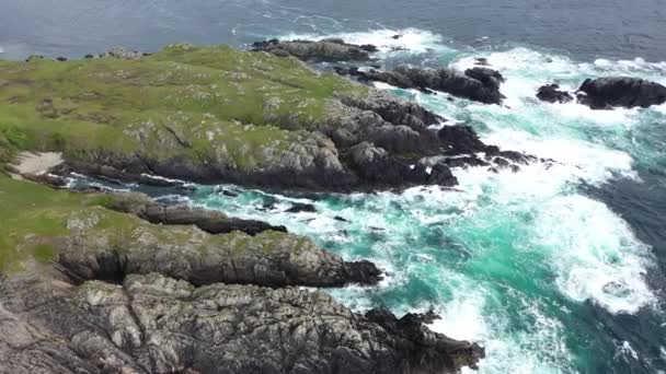 Volando por encima de Malin Head y las famosas Marcas del Eire de la Guerra Mundial en el Condado de Donegal - Irlanda — Vídeo de stock