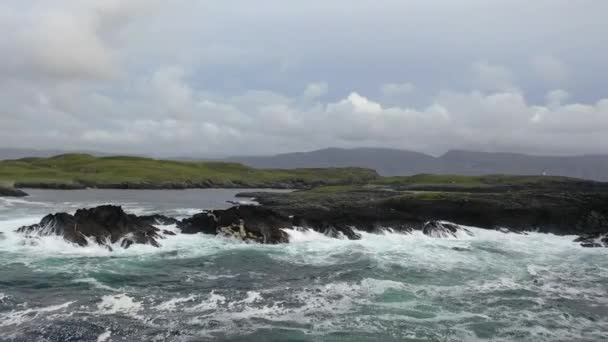 Donegal İlçesi 'ndeki Dawros kıyı şeridinin havadan görüntüsü - İrlanda. — Stok video