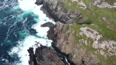 Malin Head 'in ve ünlü Donegal' deki Eire İşaretleri 'nin üzerinde uçuyor.