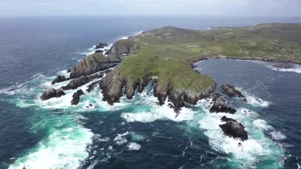 Vliegen boven Malin Head en de beroemde World War Eire Markings in county Donegal - Ierland — Stockvideo