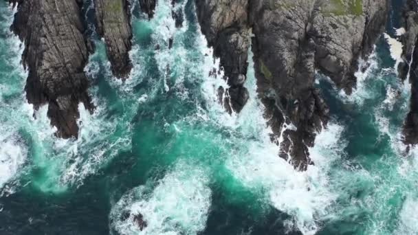 Vliegen boven Malin Head en de beroemde World War Eire Markings in county Donegal - Ierland — Stockvideo