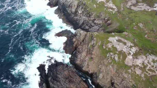 Voando sobre Malin Head e as famosas marcas Eire da Guerra Mundial no Condado de Donegal - Irlanda — Vídeo de Stock