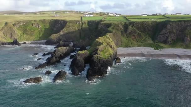 Aerial view of the beautiful coast at Maling Well, Inishowen - County Donegal, Ireland — Stock Video