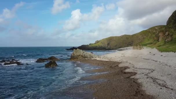 Letecký pohled na krásné pobřeží v Maling Well, Inishowen - County Donegal, Irsko — Stock video
