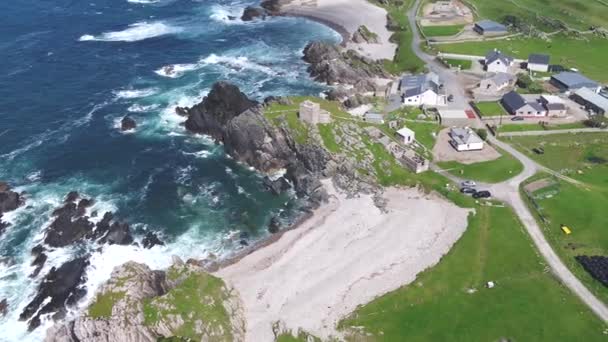 Повітряний вид на гарне узбережжя біля замку Каррікабрагі - острів Доах, Інішовен, графство Донегол - Ірландія — стокове відео