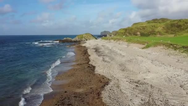 Uitzicht vanuit de lucht op de prachtige kust bij Maling Well, Inishowen - County Donegal, Ierland — Stockvideo
