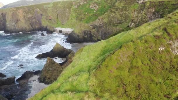 Αεροφωτογραφία της όμορφης ακτής στο Maling Well, Inishowen - County Donegal, Ιρλανδία — Αρχείο Βίντεο