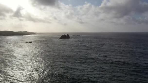 아일랜드 의 나이 쇼엔 군 도네 갈 에 있는 아름다운 해안에 있는 해저 석재 더미 위를 날고 있다 — 비디오
