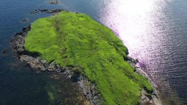 Luchtfoto van een eiland door Bruckless in county Donegal - Ierland — Stockvideo