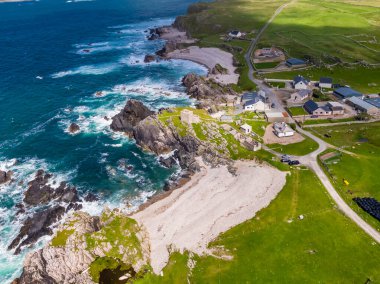 Carrickabraghy Kalesi 'nin yanındaki güzel sahil manzarası - Doagh Adası, Inishowen, County Donegal - İrlanda