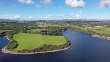 Donegal, İrlanda 'da Bruckless' a doğru uçuyor.