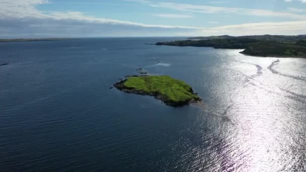 Flygfoto över en ö av Bruckless i grevskapet Donegal - Irland — Stockvideo