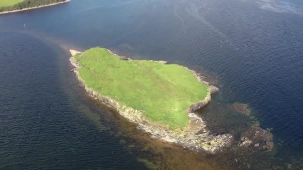 Luchtfoto van een eiland door Bruckless in county Donegal - Ierland — Stockvideo