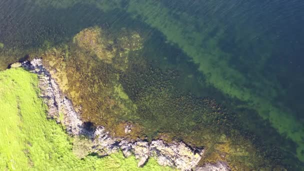 Luchtfoto van een eiland door Bruckless in county Donegal - Ierland — Stockvideo