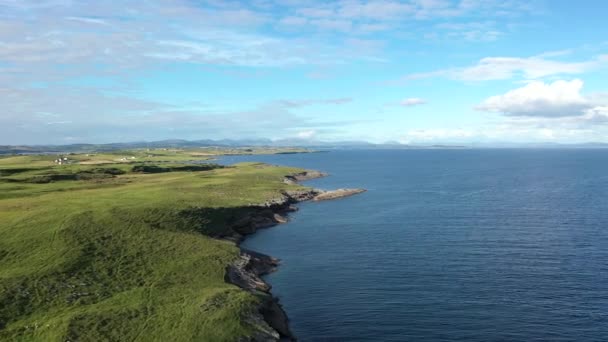 Letecký pohled na krásné pobřeží na St. Johns Point, County Donegal, Irsko — Stock video