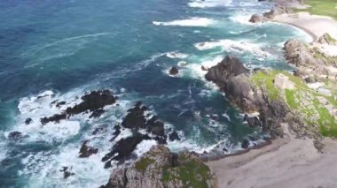 Carrickabraghy Kalesi 'nin yanındaki güzel sahil manzarası - Doagh Adası, Inishowen, County Donegal - İrlanda