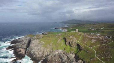 Malin Head 'in ve ünlü Donegal' deki Eire İşaretleri 'nin üzerinde uçuyor.