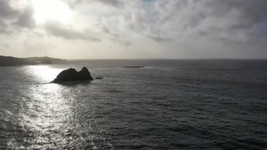 Maling Well, Inishowen County Donegal, İrlanda 'nın güzel sahillerinde deniz yığınlarının üzerinde uçuyor.