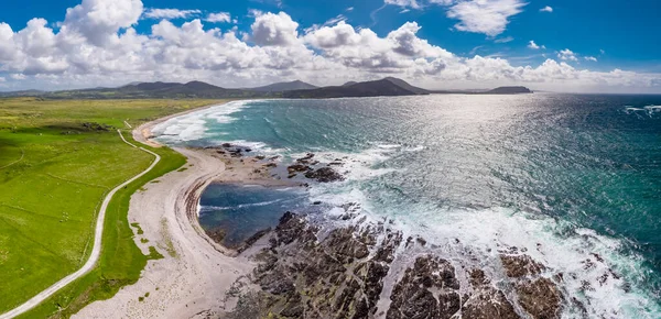 Luftaufnahme der wunderschönen Küste neben Carrickabraghy Castle - Isle of Doagh, Inishowen, County Donegal - Irland — Stockfoto