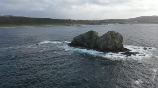 Пролетая над морем на красивом побережье в Малинг Уэлл, Инишовен - Каунти Донегал, Ирландия — стоковое видео