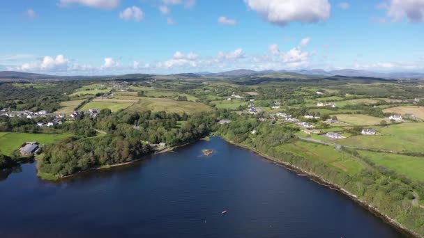 Volando hacia Bruckless en el Condado de Donegal - Irlanda — Vídeo de stock