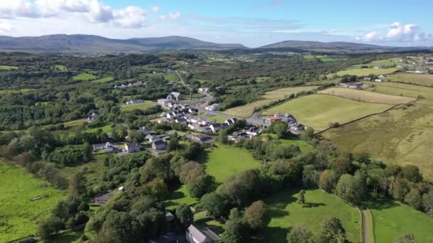 Donegal, İrlanda 'da Bruckless' a doğru uçuyor. — Stok video