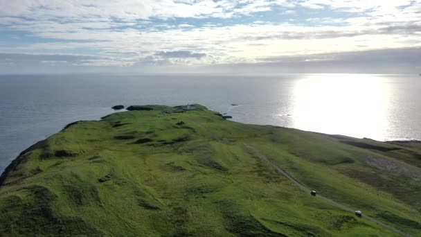 Letecký pohled na krásné pobřeží na St. Johns Point, County Donegal, Irsko — Stock video