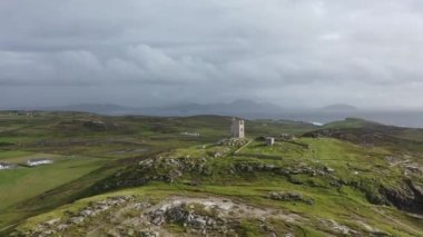 Malin Head 'in ve ünlü Donegal' deki Eire İşaretleri 'nin üzerinde uçuyor.