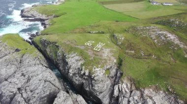 Donegal, İrlanda 'da Malin Head üzerinde uçuyor.