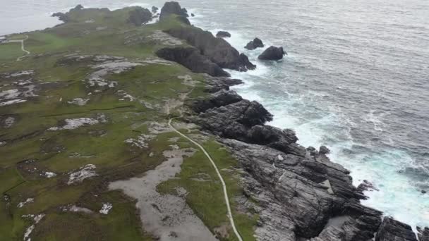 Vliegen boven Malin Head in county Donegal - Ierland — Stockvideo