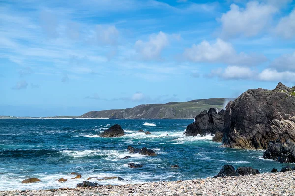 A gyönyörű tengerpart mellett Carrickabraghy Castle - Isle of Doagh, Inishowen, County Donegal - Írország — Stock Fotó