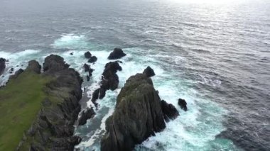 Donegal, İrlanda 'da Malin Head üzerinde uçuyor.