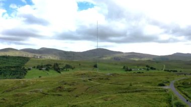 Glenties in County Donegal 'in İrlanda dağlık arazisindeki bir tarımsal alanda vericinin hava görüntüsü.