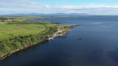 Bruckless, Donegal, İrlanda 'daki iskeleye doğru uçuyor.